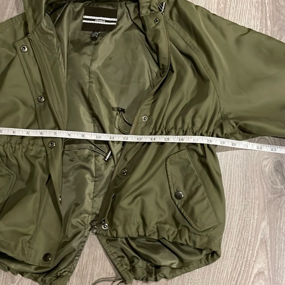 D Casual Green short hooded light jacket with adjustable Sleeves . - Picture 7 of 8